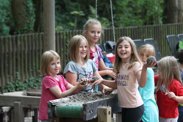 Kinder spielen auf dem Robinson Spielplatz